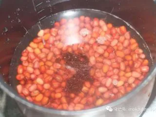 老北京小吃之“驴打滚”,泡好的红豆加水,水的计量用手指触碰到红豆没过2个指节就好,加两勺红糖。按下蒸饭模式。