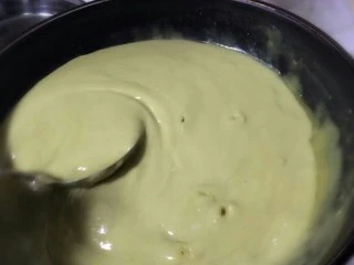 大同特色小吃苦荞粉,将面糊缓缓加入开水锅中，不停的搅拌