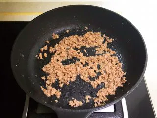 瓜丝肉末拌凉皮,煸炒3分钟即可，猪肉末炒熟了备用