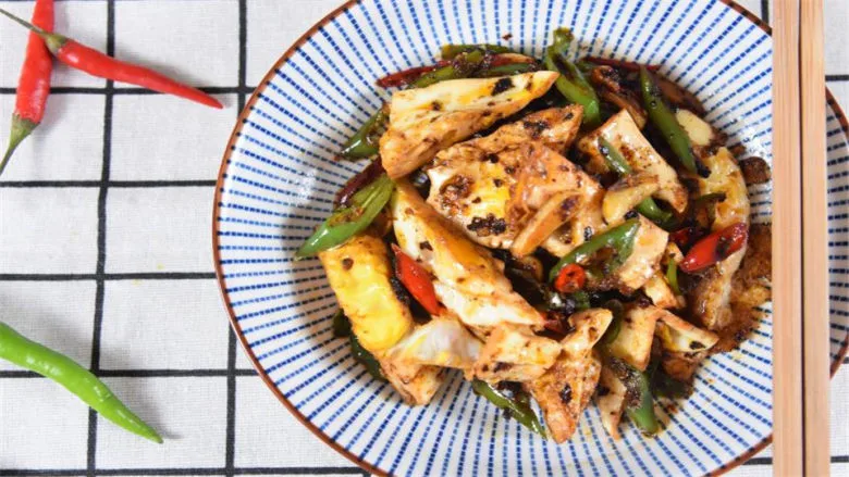 让米饭遭殃的风味鸡蛋做法“豆豉辣椒炒荷包蛋”