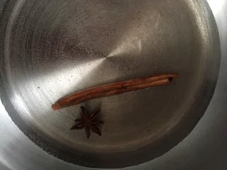 原创|热带雨林圣诞咖啡,锅内加入纯净热水、八角和桂皮等热带香料并烧开