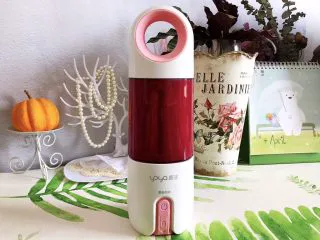 火龙果薄荷气泡水,盖上榨汁机盖子,拧到合适位置,双击启动,榨汁机开始工作,由于火龙果非常多汁,所以我们不需要添加饮用水