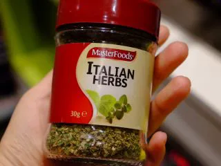 秘制异国风味鸡胸肉腌料&绝佳搭配 （减肥必备）,搅拌均匀后 撒上意大利香草 如果没有不加也没关系