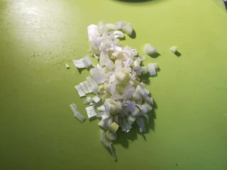 北京传统经典小吃-老北京麻豆腐,葱段切成碎末。