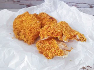 烤箱香酥大鸡排,我喜欢蘸沙拉酱吃,番茄酱也是不错的