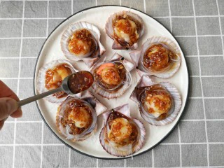 蒜蓉粉丝蒸扇贝,在扇贝肉上浇上制作好的汤汁。