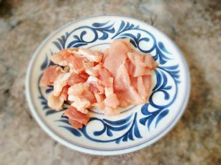 #猪年#五花肉炒香菇,五花肉切成薄片备用