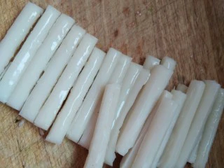 韩式辣炒年糕，炙手可热的小吃,年糕切条。