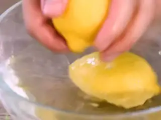 世界杯饮品特辑——百香果柠檬蜂蜜,柠檬用盐水洗净