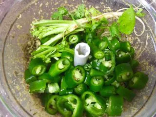 泰式青咖喱酱·东南亚风味,下辣椒和香菜茎根段,继续搅打。