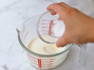 奥利奥海盐奶盖咖啡,加入海盐