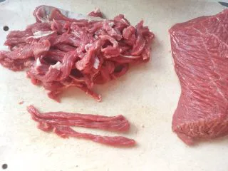 意式红烩牛柳酥,牛腱子肉洗干净,顺着纹理切成牛肉条,宽度0.5厘米左右