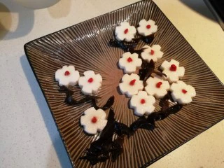 铁棍山药枸杞养生甜点,木耳切丝摆盘，撒上绵砂糖，水开后上锅蒸八到十分钟即食