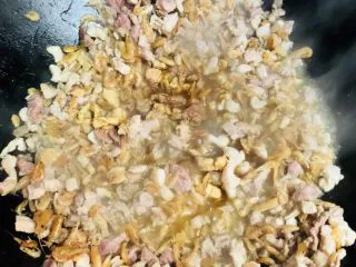 客家小吃:蒜苗粿(葫粄)➕菜头粄,加入适量酱油调味