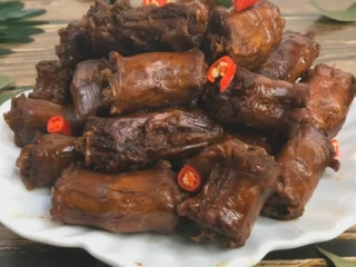 解馋小吃辣鸭脖,美味又解馋的辣鸭脖就出锅咯