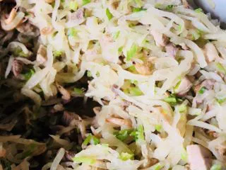 客家小吃:蒜苗粿(葫粄)➕菜头粄,菜头粄的馅完成了。