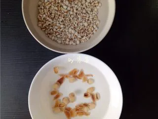 绿豆薏仁糖水,薏仁、百合、莲子洗净后，用清水浸泡；