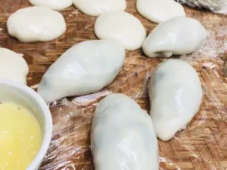 客家小吃:蒜苗粿(葫粄)➕菜头粄,一个个做好。