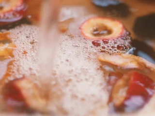 【酸梅汤】最正宗的古法酸梅汤,是烟熏味的,再添水到1200毫升左右,大火煮开后小火盖盖熬煮40分钟;