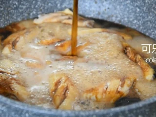 可乐鸡翅真的没有你想象的那么难，快来学！,倒入可乐