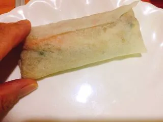 福州特色小吃+炸春卷,直至收口,一个春卷即可完成,不喜欢炸的可以直接这样吃,我经常这样边包边吃,哈哈哈哈哈