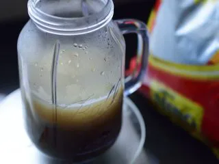 暖心红薯拿铁,倒入热水，加入奶粉。