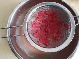 草莓熔岩蛋糕,将鸡蛋液加入至刚刚制作的巧克力糊中,筛入低级面粉,搅拌均匀后,用滤网压制出草莓汁