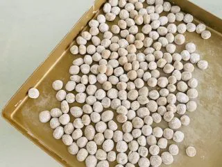 脏脏珍珠奶茶,不要嫌麻烦一个一个地揉成小圆子，表面在撒上木薯粉防止互相粘连。一次吃不完可以冷冻保存，想吃的时候随时可以拿出来，煮一点做一杯。