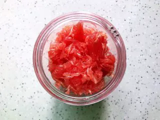 蜂蜜荔枝西柚汁,将西柚果肉和荔枝果肉一起放入榨汁机内