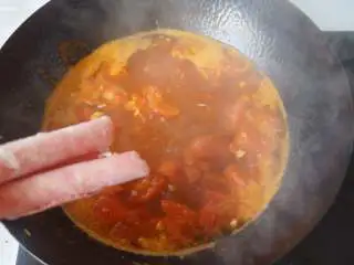 番茄肥牛刀削面,放入肥牛卷