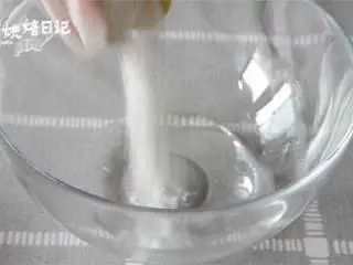 风靡街头的板栗饼不敢吃?那就自制吧,美味又好吃,制作水油皮部分,将中筋粉、水、糖、猪油混合,捏揉成团,揉到出膜即可。分成10等份,备用。