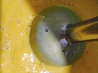 奶油南瓜浓汤,太浓稠的话需要多搅打一下，比较稀的话几下就搞定；