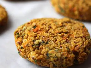 风味鹰嘴豆甜土豆汉堡,放到烤箱里烤5-7分钟，然后翻个面继续烤5-8分钟，烤的最后一两分钟调到炙烤档，这样馅饼顶部就烤成褐色了。