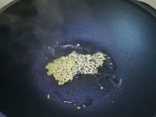 不一样的风味~~腊味杂菜炒饭, 热锅入油，加入姜末爆香