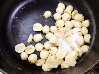 清火滋补之莲子双皮奶,趁热加入白糖拌匀