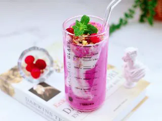 火龙果蔓越莓麦片酸奶昔,颜值爆棚又好喝。