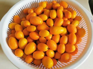 咸金桔【腌制方法】,金桔洗干净表面污垢。