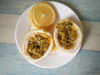 百香果柠檬蜂蜜水,百香果一切为二