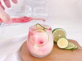 百变水果:粉红气泡水, 最后倒入压好的石榴汁就完成啦