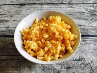 家乡风味饺子 三鲜馅饺子,辅助食材：鸡蛋 炒鸡蛋时把鸡蛋炒的碎些。
