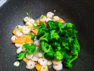 西兰花炒虾仁,西兰花