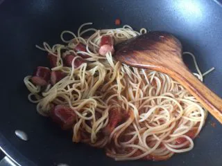 通心肠番茄意面,放入所有意面到锅里翻炒均匀即可