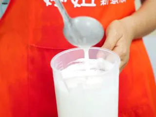 必吃的广东小吃——广州肠粉,浇米浆之前，在摇匀一下