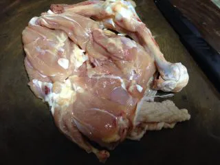 酱爆腰果鸡丁, 鸡腿洗净去骨、去皮