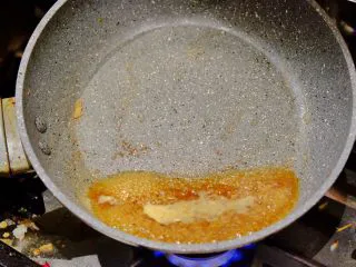 秘制异国风味鸡胸肉腌料&绝佳搭配 （减肥必备）,此时再倒一点腌料 加少许糖 熬煮成汁