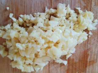 街边小吃麻辣拌,六瓣大蒜切成碎末。