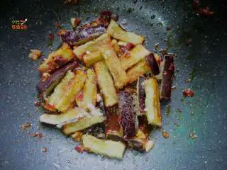 馋嘴蒜香茄条,大火翻炒,将盐、白糖、醋、酱油、淀粉调匀兑成芡汁,放入锅内,翻炒均匀