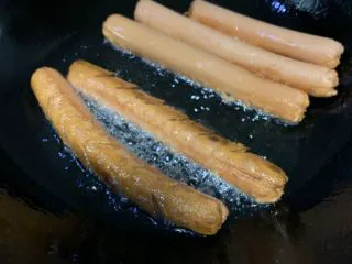 街边小吃一东北煎肠,煎