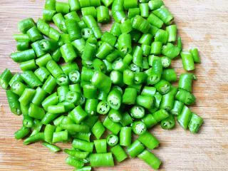 四川+双椒兔,青椒切小段。