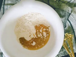 从小吃到大都吃不腻的黑芝麻桃酥,混合均匀的粉类有着漂亮的小麦色,淡淡的,接着倒入玉米油和融化成液体的黄油。